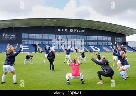 Fylde Frauen Spieler wärmen sich vor einem Spiel im AFC Fylde Mill Farm Stadium auf Stockfoto