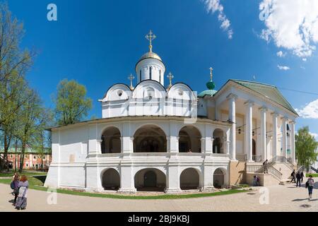 Jaroslawl, Russland - 8. Mai 2016: Der orthodoxen Kirche des Klosters Spaso-Preobraschenskij. Yaroslavl, Russland Stockfoto