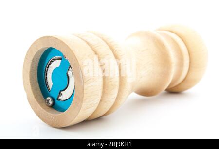 Pfeffermühle aus Holz mit Pfefferkörnern und gemahlener Pfeffer Stockfoto