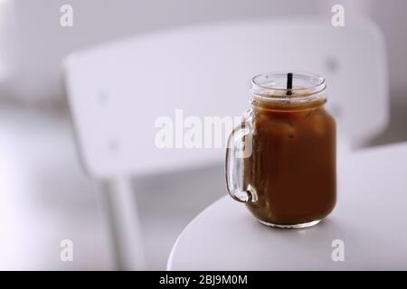 Eiskaffee im Glas auf weißem Tisch Stockfoto