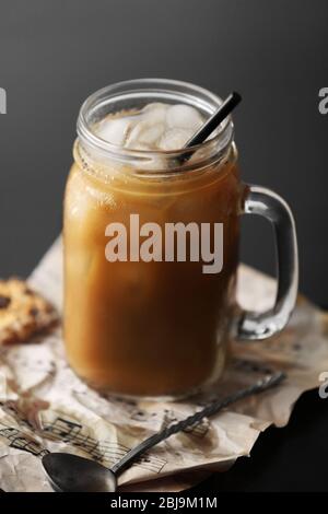 Eiskaffee im Glas auf schwarzem Tisch Stockfoto