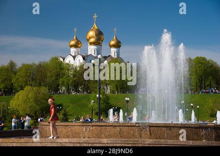 Jaroslawl, Russland - 8. Mai 2016: Park, Brunnen und Himmelfahrts-Kathedrale der russischen orthodoxen Kirche, Yaroslavl Stockfoto