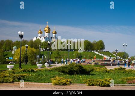 Jaroslawl, Russland - 8. Mai 2016: Park, Brunnen und Himmelfahrts-Kathedrale der russischen orthodoxen Kirche, Yaroslavl Stockfoto