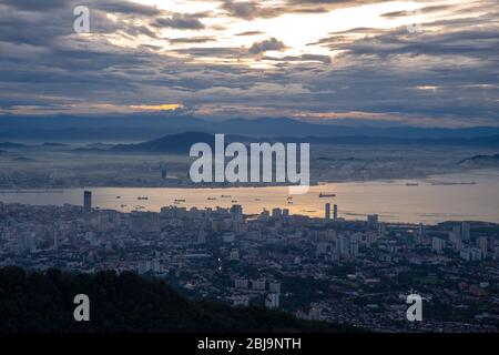 Luftaufnahme Georgetown von Penang Hill. Hintergrund ist Seberang Perai. Stockfoto