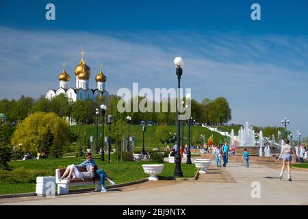 Jaroslawl, Russland - 8. Mai 2016: Park, Brunnen und Himmelfahrts-Kathedrale der russischen orthodoxen Kirche, Yaroslavl Stockfoto