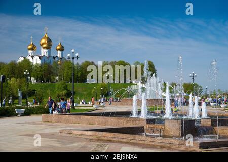 Jaroslawl, Russland - 8. Mai 2016: Park, Brunnen und Himmelfahrts-Kathedrale der russischen orthodoxen Kirche, Yaroslavl Stockfoto