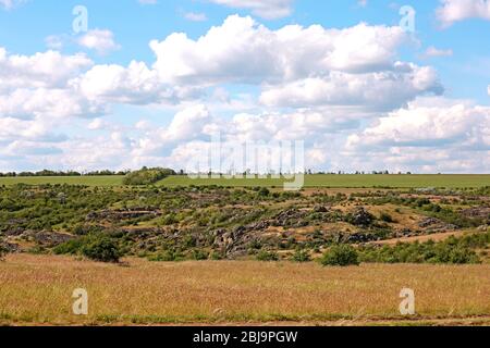 Blick auf ein Tal mit Granitsteinhügeln Stockfoto