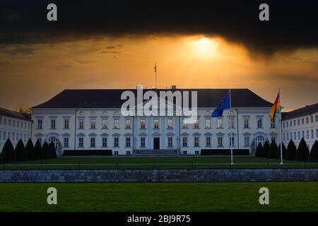 Das berühmte Schloss Bellevue , Schloss Bellevue in Berlin, offizielle Residenz des Bundespräsidenten mit dramatischem Himmel. Stockfoto