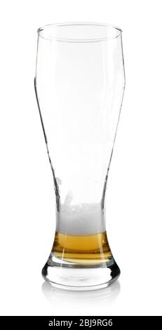 Fast leeres Bierglas, isoliert auf weiß Stockfoto