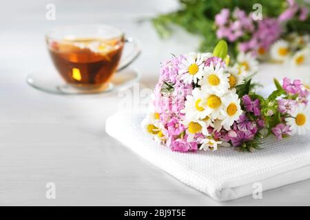 Strauß Wiesenblumen auf Serviette Stockfoto