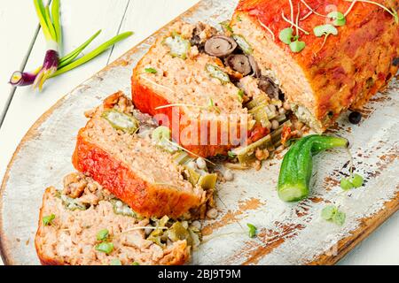 Hühnerfleisch Terrine oder Meatloaf auf altem Holzhintergrund Stockfoto