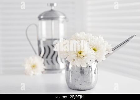 Strauß von schönen Blumen in Krug auf dem Tisch Stockfoto