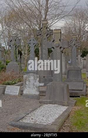 Historisches Grabdenkmal mit keltenkreuz auf dem Glasnevin Friedhof, Dublin, Irland Stockfoto