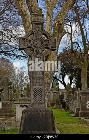 Historisches Grabdenkmal mit keltenkreuz auf dem Glasnevin Friedhof, Dublin, Irland Stockfoto