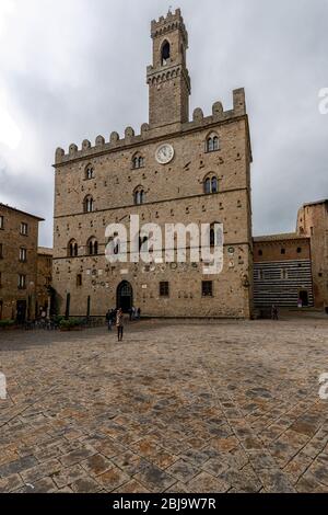 Volterra Stadt central square, mittelalterlichen Palast Palazzo dei Priori Wahrzeichen, Pisa, Toskana, Italien, Europa Stockfoto