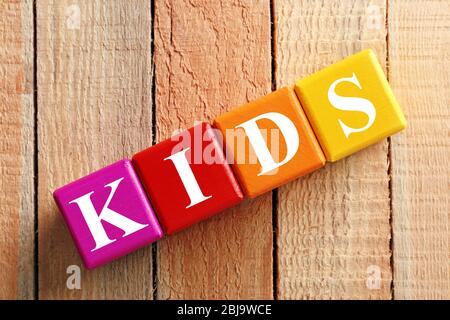 Farbe Wort KINDER auf Holzhintergrund Stockfoto