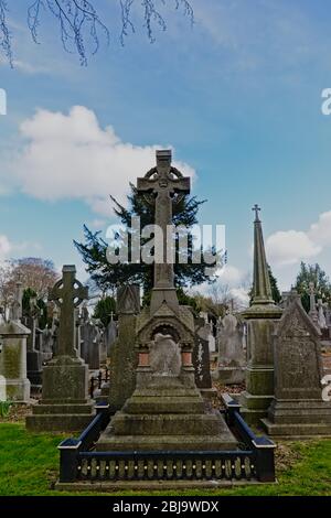 Historisches Grabdenkmal mit keltenkreuz auf dem Glasnevin Friedhof, Dublin, Irland Stockfoto