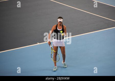 Johanna Konta aus Großbritannien steht vor dem Dienst gegen ihre Gegnerin Kasachstan beim Frauen-Tennis-Fed-Cup 2019 in der Copper Box Arena in London Stockfoto