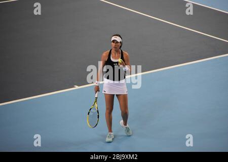 Johanna Konta aus Großbritannien steht vor dem Dienst gegen ihre Gegnerin Kasachstan beim Frauen-Tennis-Fed-Cup 2019 in der Copper Box Arena in London Stockfoto