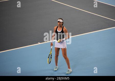 Johanna Konta aus Großbritannien steht vor dem Dienst gegen ihre Gegnerin Kasachstan beim Frauen-Tennis-Fed-Cup 2019 in der Copper Box Arena in London Stockfoto