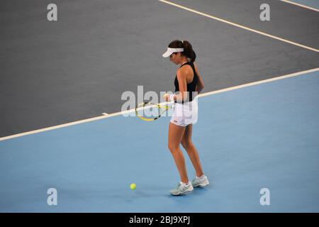 Johanna Konta aus Großbritannien steht vor dem Dienst gegen ihre Gegnerin Kasachstan beim Frauen-Tennis-Fed-Cup 2019 in der Copper Box Arena in London Stockfoto