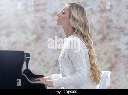 Frau spielt Klavier Stockfoto