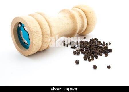 Pfeffermühle aus Holz mit Pfefferkörnern und gemahlener Pfeffer Stockfoto