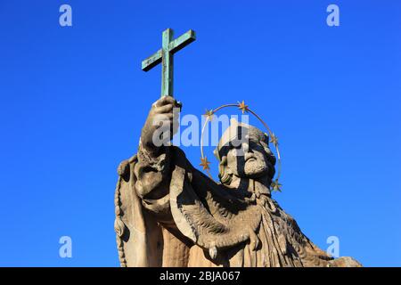 Der heilige Nepomuk, Heiliger der Brücke auf der Alten Mainbrücke in Würzburg, Unterfranken, Bayern, Deutschland / der Brückenheilige Johannes von Nepomu Stockfoto