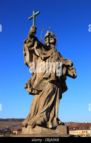 Der heilige Nepomuk, Heiliger der Brücke auf der Alten Mainbrücke in Würzburg, Unterfranken, Bayern, Deutschland / der Brückenheilige Johannes von Nepomu Stockfoto