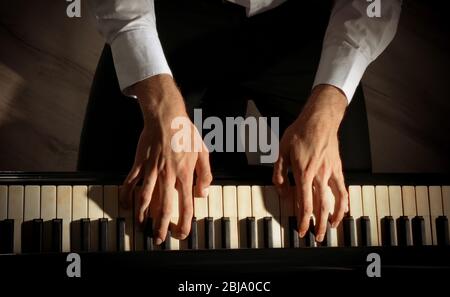 Mann Hände spielen Klavier, Nahaufnahme Stockfoto
