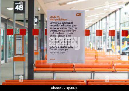 COVID-19 NHS-Richtlinien, Mund bedecken, wenn Husten oder Niesen und nur reisen, wenn absolut notwendig Schild, SPT, Buchanan Bus Station, Glasgow, Schottland Stockfoto