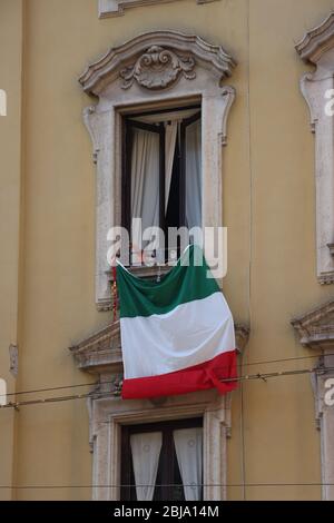 Leere Straßen in Mailand Chinatown aufgrund des Covid 19 Notfalls. Italiener hängen Fahnen auf ihren Balkonen, um das Land während der Covid 19 Emer zu unterstützen Stockfoto