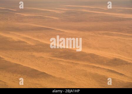 Luftflugzeug Ansicht der kargen Sahara Wüstenlandschaft in Ägypten Stockfoto