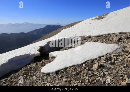 Landschaft mit geschmolzenem Schnee auf Berggipfel unter blauem Himmel Stockfoto