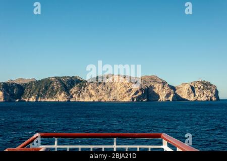 Formentor Leuchtturm von der hohen See aus gesehen. Tramuntana Gebirge, Insel Mallorca, Spanien Stockfoto