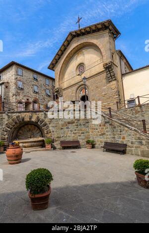 Radda in Chianti, Siena, Toskana, Italien: Die alte Kirche Propositura di San Niccolo und der alte Brunnen in der mittelalterlichen Stadt der Toskana Stockfoto