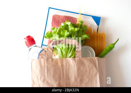 Lebensmittel in Papiertüte, Online-Shopping, Lebensmittel-Service Lieferung. Stockfoto