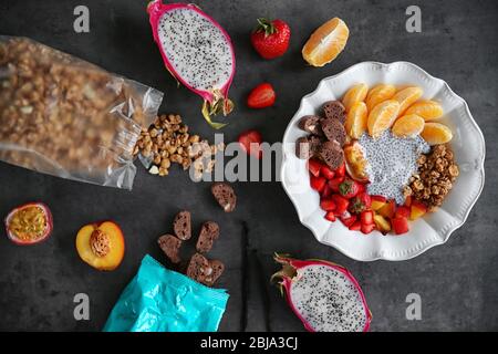 Gesundes Frühstück mit Chia Samen und Früchte in Teller auf grauem Hintergrund Stockfoto