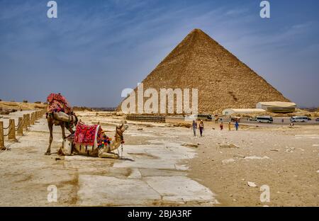 Gizeh Plateau, Kairo / Ägypten - 25. Mai 2019: Touristen besuchen das Gizeh Plateau und den Gizeh Pyramidenkomplex in Kairo, Ägypten Stockfoto