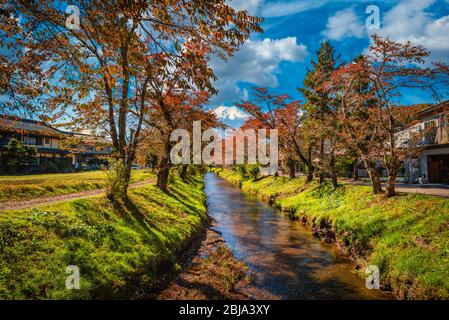 Landschaftsbild von Mt. Fuji über Kanal mit Herbstlaub tagsüber im Minamitsuru District, Präfektur Yamanashi, Japan. Stockfoto