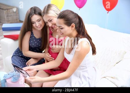 Schwangere Frau und Freunde bei Baby Dusche Party Stockfoto