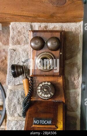 Altes Telefon mit Handkurbel an der Ziegelwand in palma, mallorca, spanien. Stockfoto