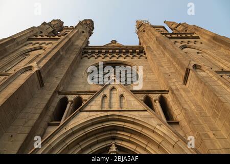 Niedrige Winkelansicht des Portikus des Haupteingangs zur Kathedrale von Jakarta, auf Java Island, Indonesien, mit seinen charakteristischen spitzen gotischen Bögen. Stockfoto