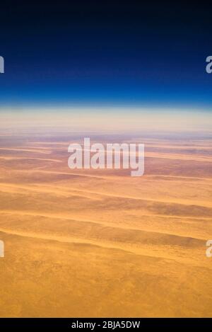 Luftflugzeug Ansicht der kargen Sahara Wüstenlandschaft in Ägypten Stockfoto