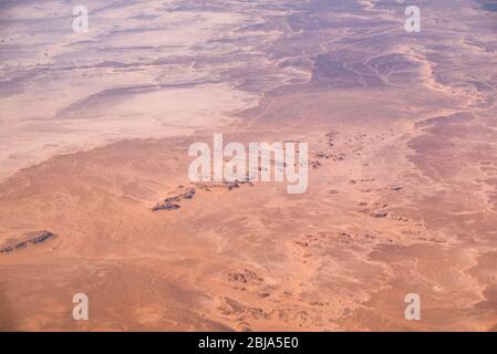 Luftflugzeug Ansicht der kargen Sahara Wüstenlandschaft in Ägypten Stockfoto