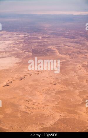 Luftflugzeug Ansicht der kargen Sahara Wüstenlandschaft in Ägypten Stockfoto