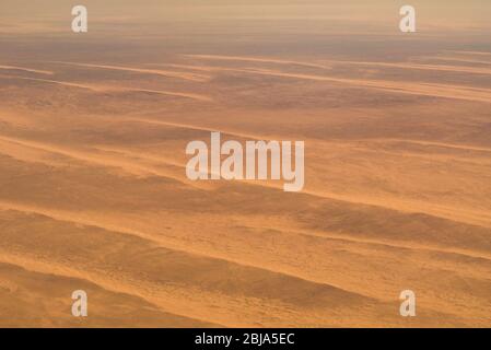 Luftflugzeug Ansicht der kargen Sahara Wüstenlandschaft in Ägypten Stockfoto