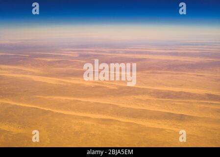 Luftflugzeug Ansicht der kargen Sahara Wüstenlandschaft in Ägypten Stockfoto