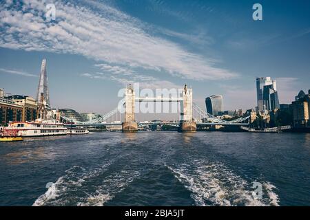 Tower Bridge in der Mitte der städtischen Skyline. Blick vom Schnellboot auf die Themse. London, Großbritannien.