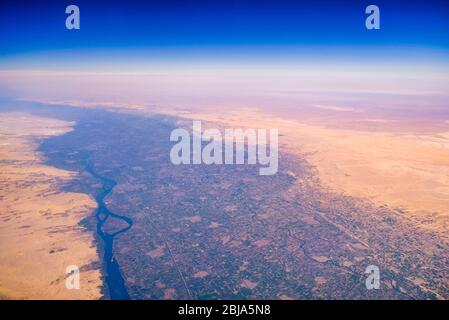 Luftflugzeug Ansicht des Nilflußtals und der umgebenden Sahara Wüste in Ägypten Stockfoto